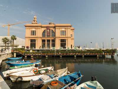 Si tratta di uno dei simboli del capoluogo pugliese: una struttura liberty che, grazie al sapiente uso di palafitte, si pone adagiata sul mare, protetta dai Moli Sant�Antonio e San Nicola
